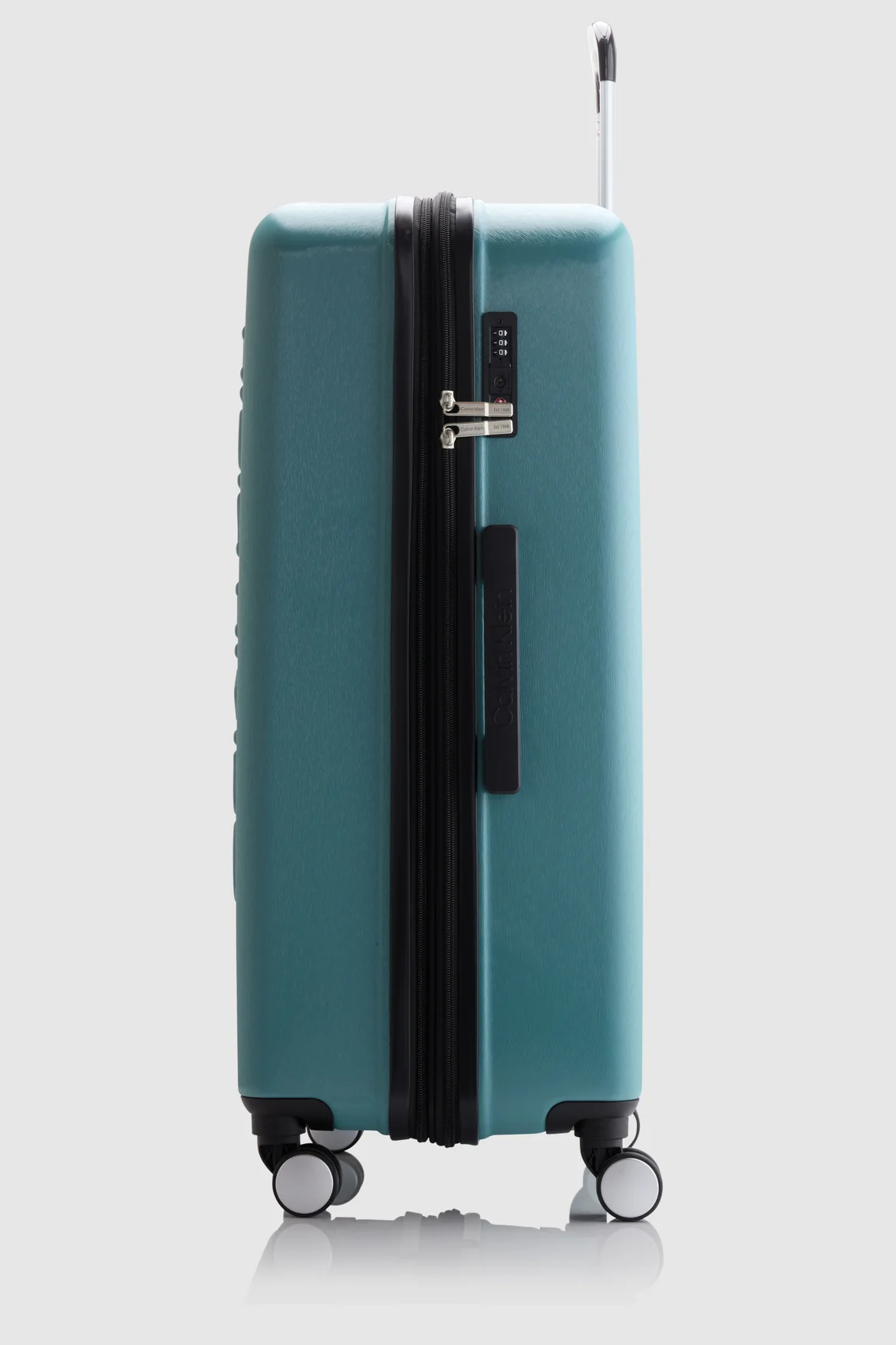 1090-high-check-in-79cm-suitcase-2.webp High Check-In 79cm Suitcase