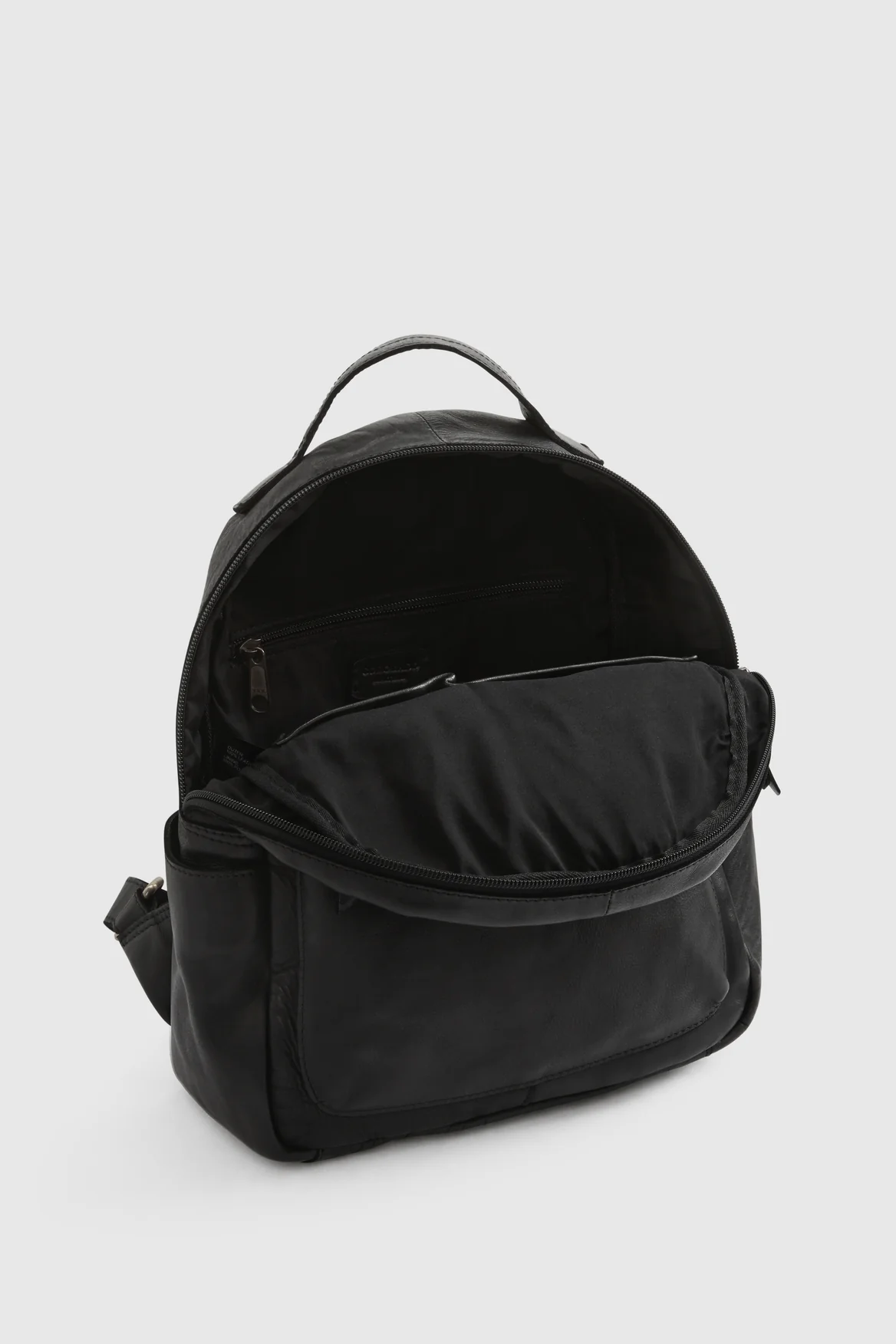 128-maggie-leather-backpack-4.webp Maggie Leather Backpack