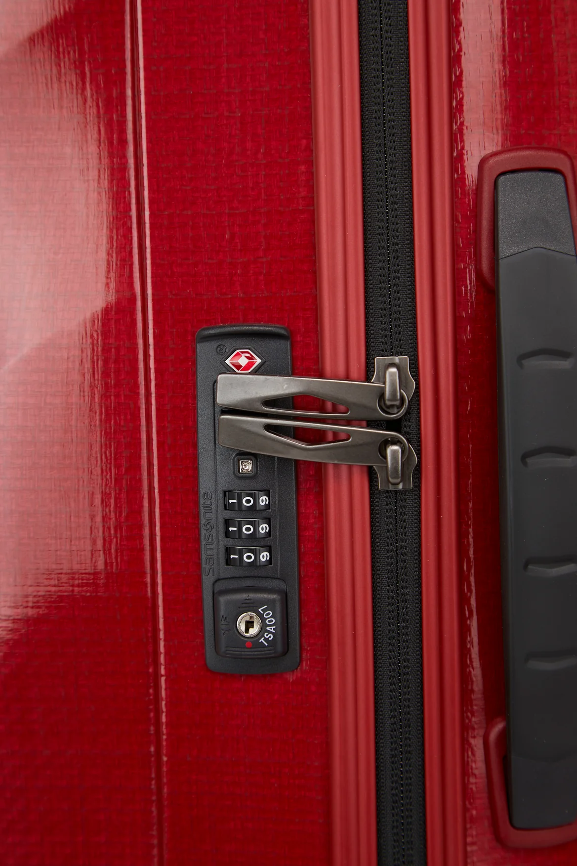 1302-c-lite-check-in-75cm-suitcase-7.webp C-Lite Check-In 75cm Suitcase