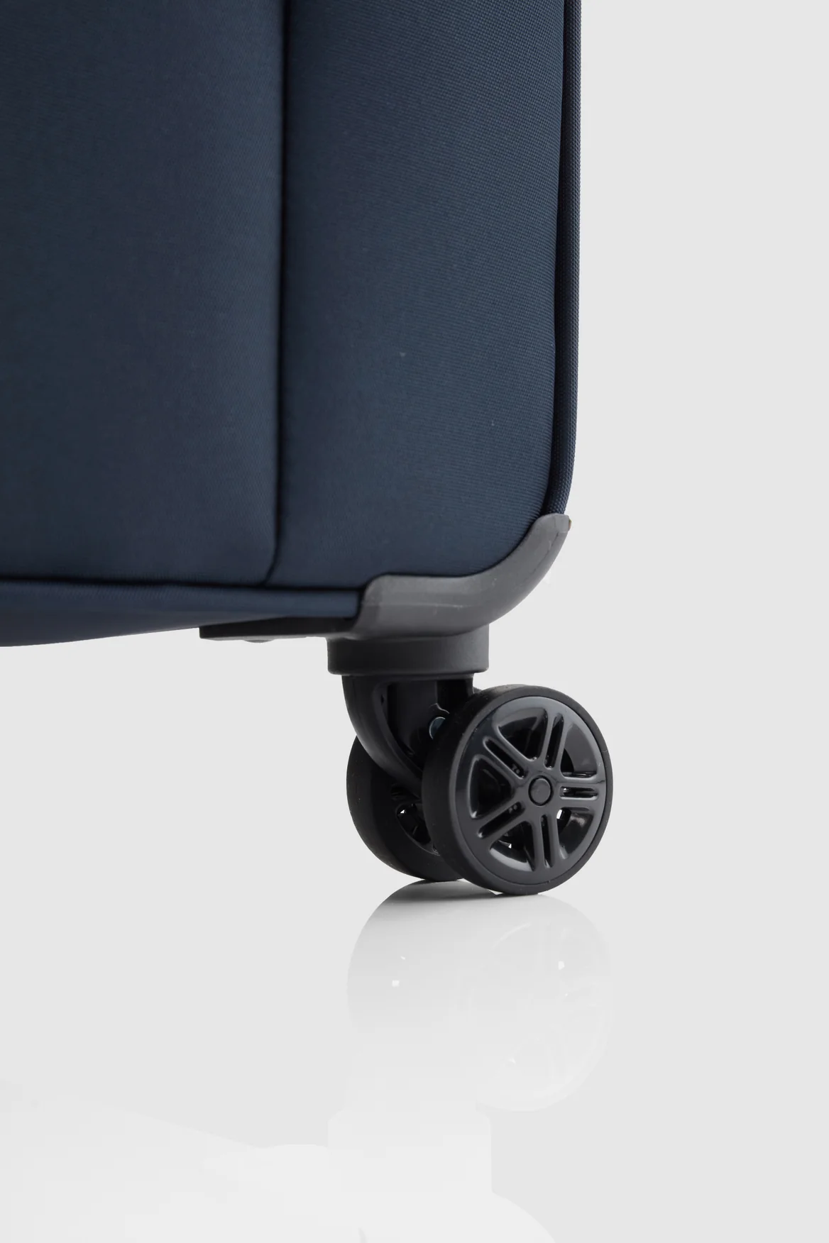1340-cypress-check-in-81cm-suitcase-6.webp Cypress Check-In 81cm Suitcase