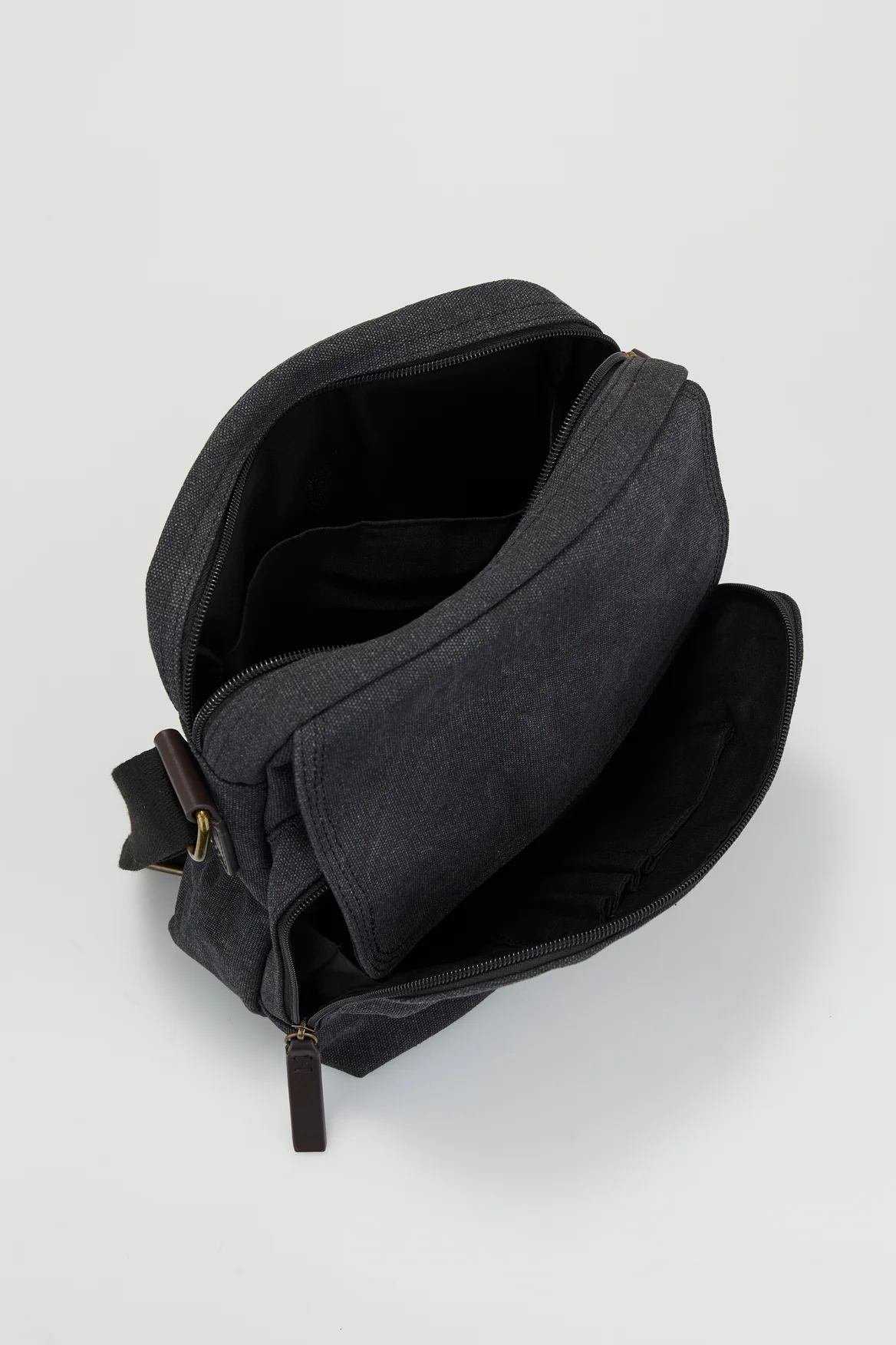 1365-blake-canvas-lea-trim-city-bag-3.webp Blake Canvas/Lea Trim City Bag