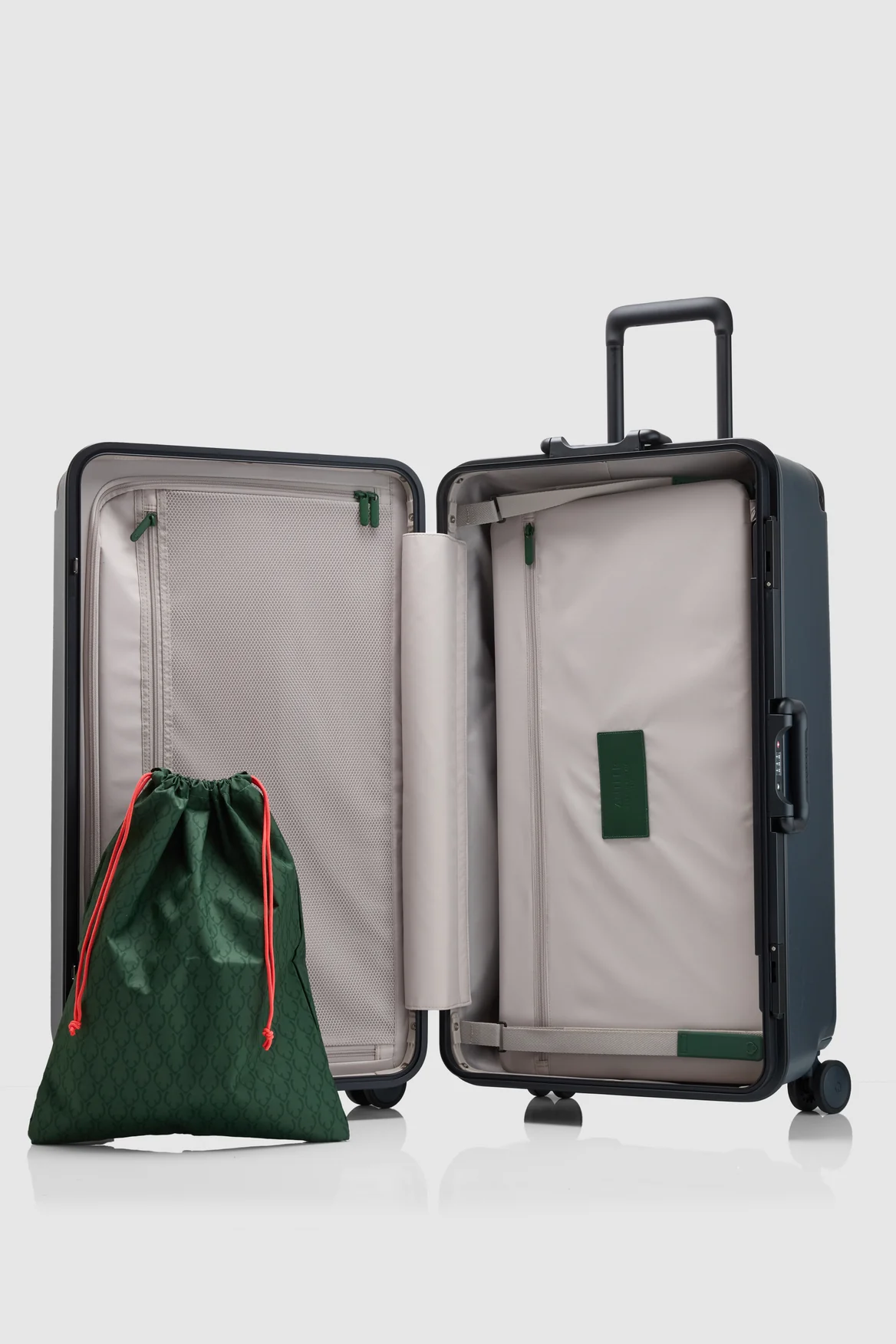 15-heritage-stripe-trunk-suitcase-3.webp Heritage Stripe Trunk Suitcase