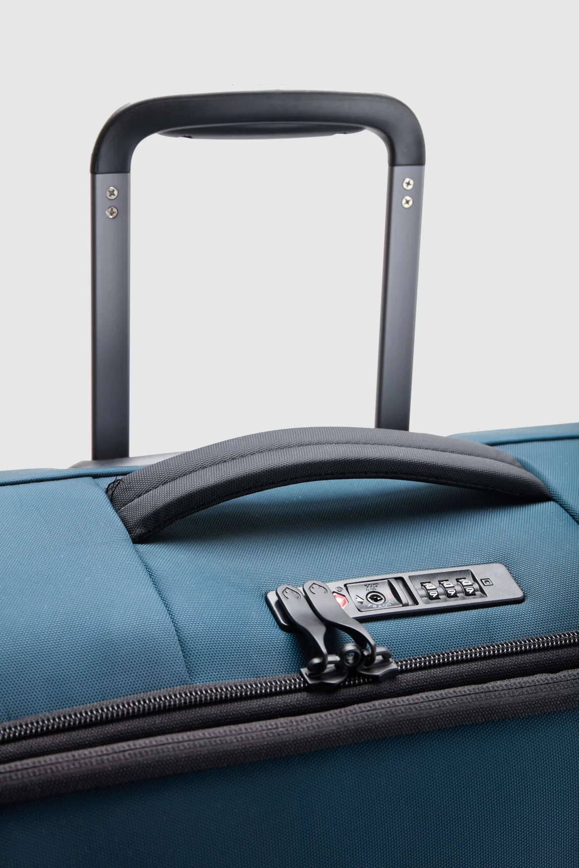 18-soft-stripe-2-0-81cm-suitcase-7.webp Soft Stripe 2.0 81cm Suitcase