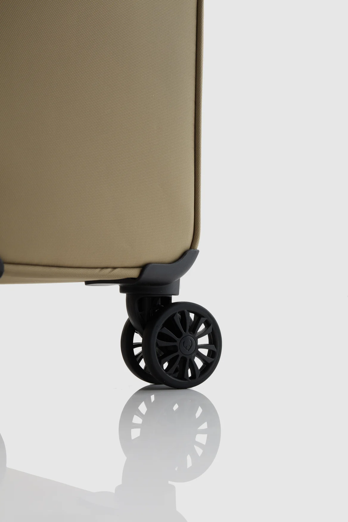 24-soft-stripe-2-0-54cm-suitcase-6.webp Soft Stripe 2.0 54cm Suitcase