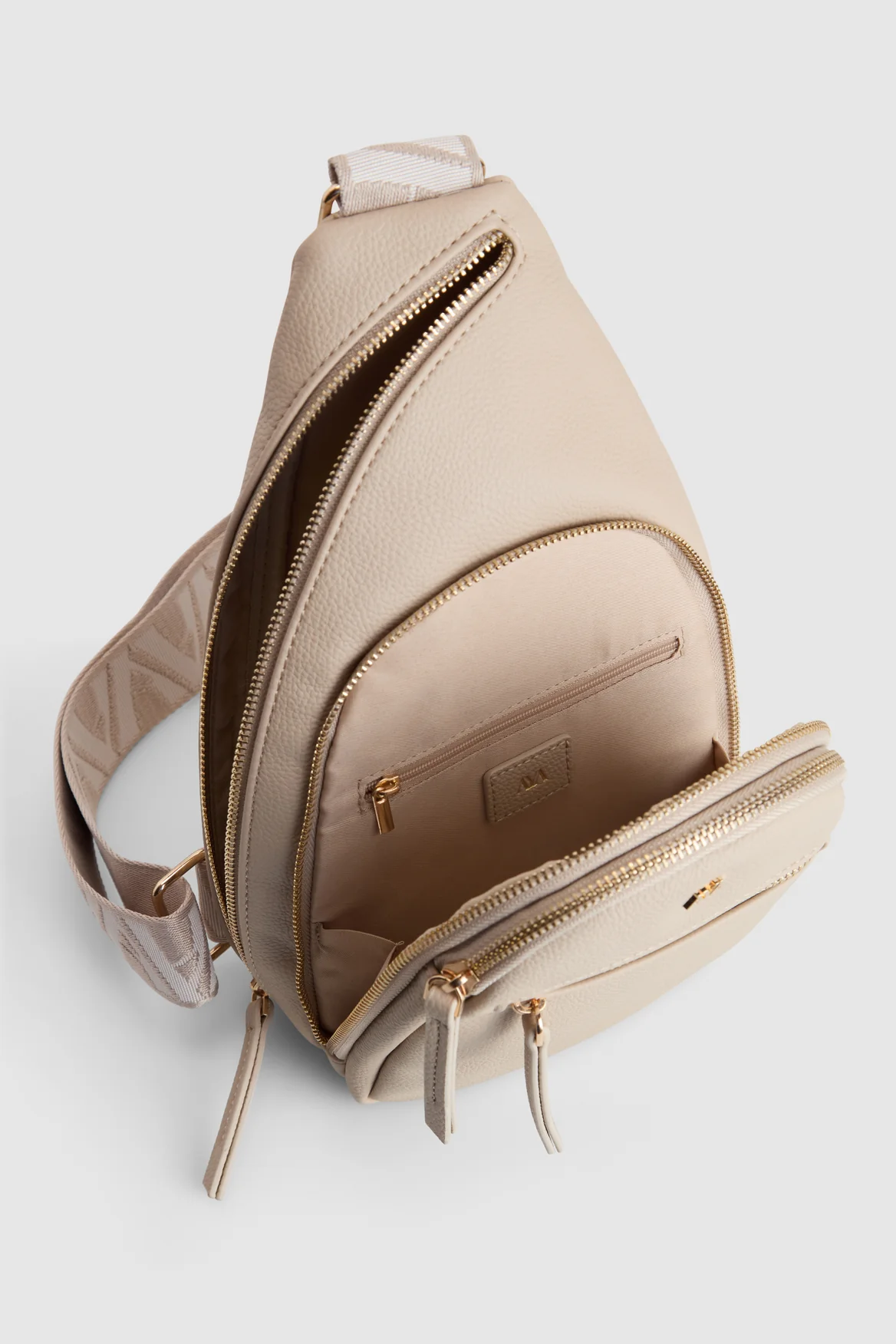 70-juni-sling-backpack-bag-3.webp Juni Sling Backpack Bag
