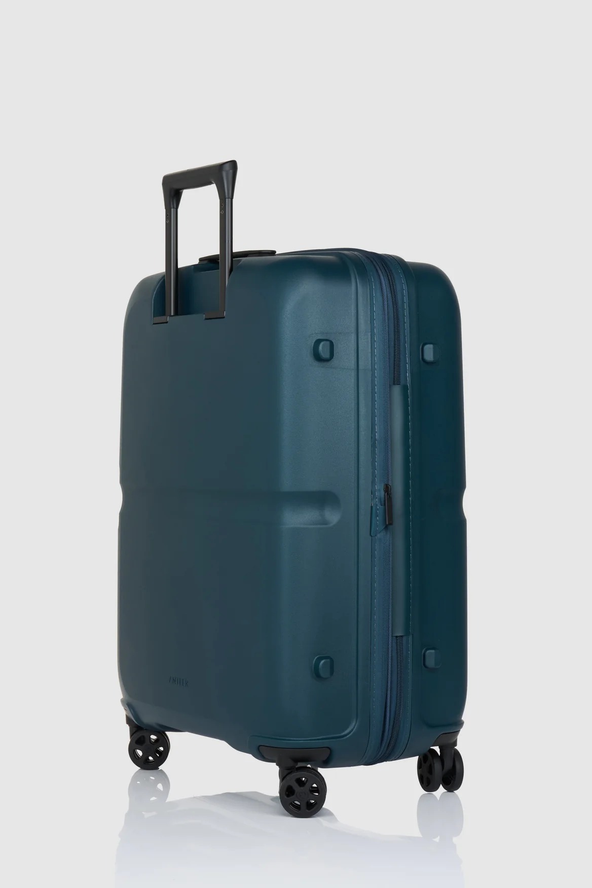 744-single-stripe-68cm-suitcase-5.webp Single Stripe 68cm Suitcase