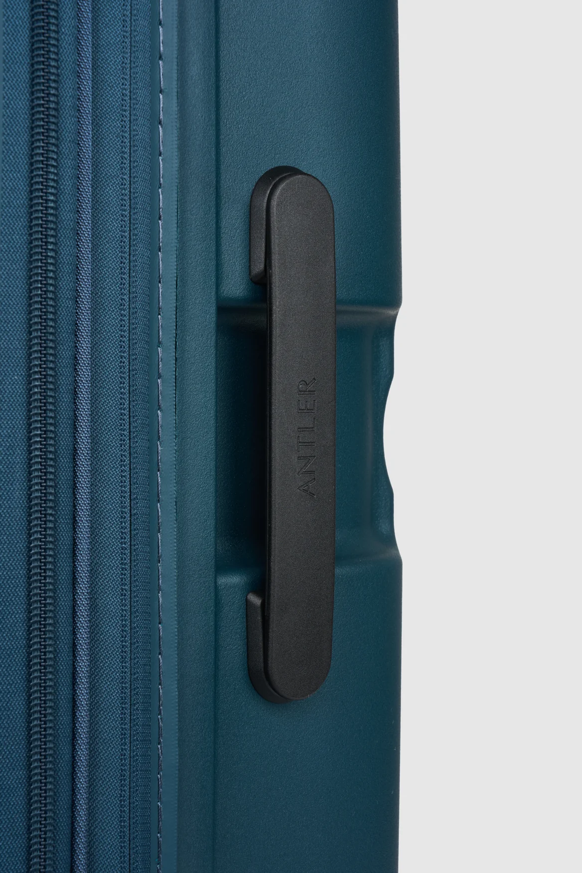 744-single-stripe-68cm-suitcase-8.webp Single Stripe 68cm Suitcase