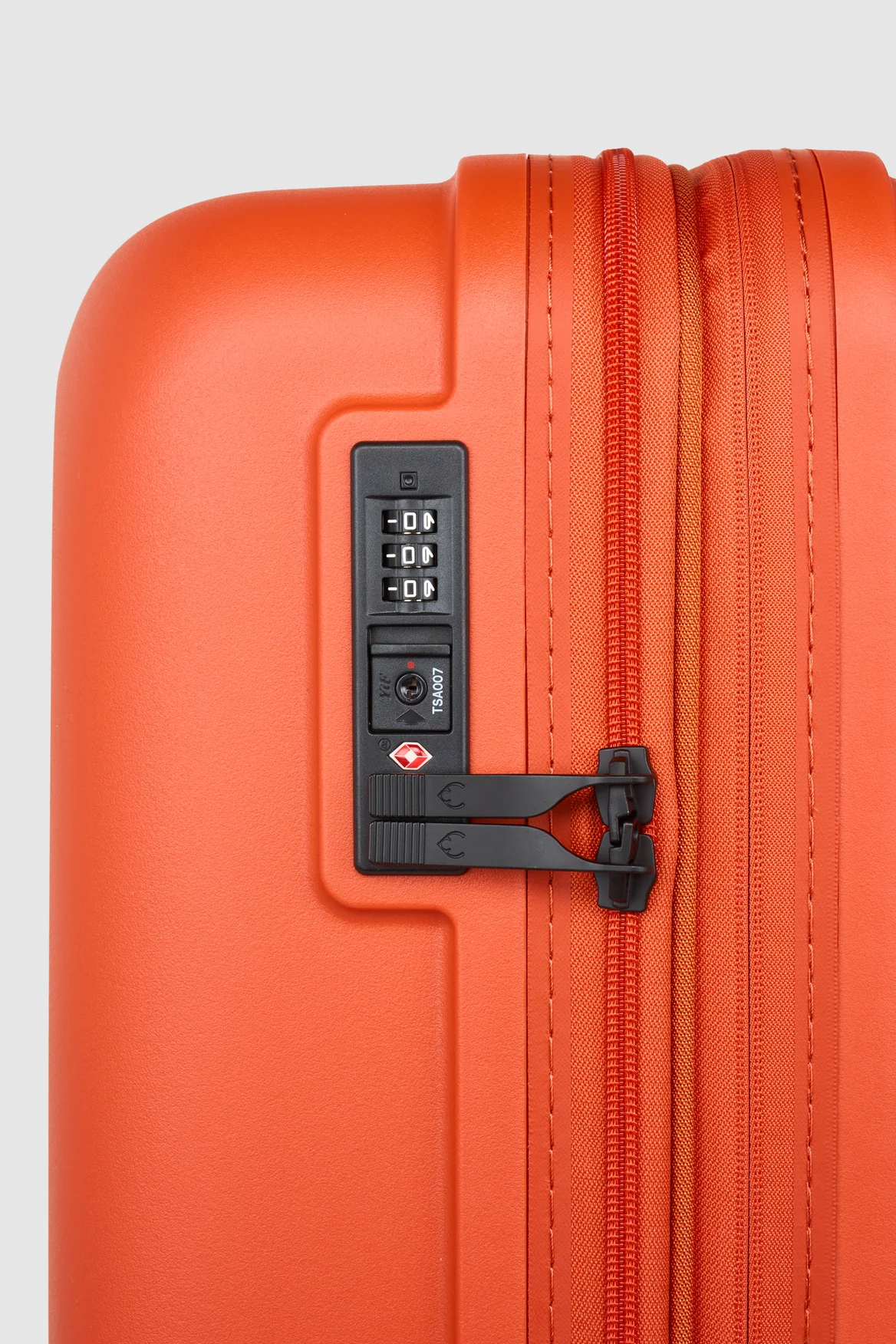 770-single-stripe-81cm-suitcase-7.webp Single Stripe 81cm Suitcase