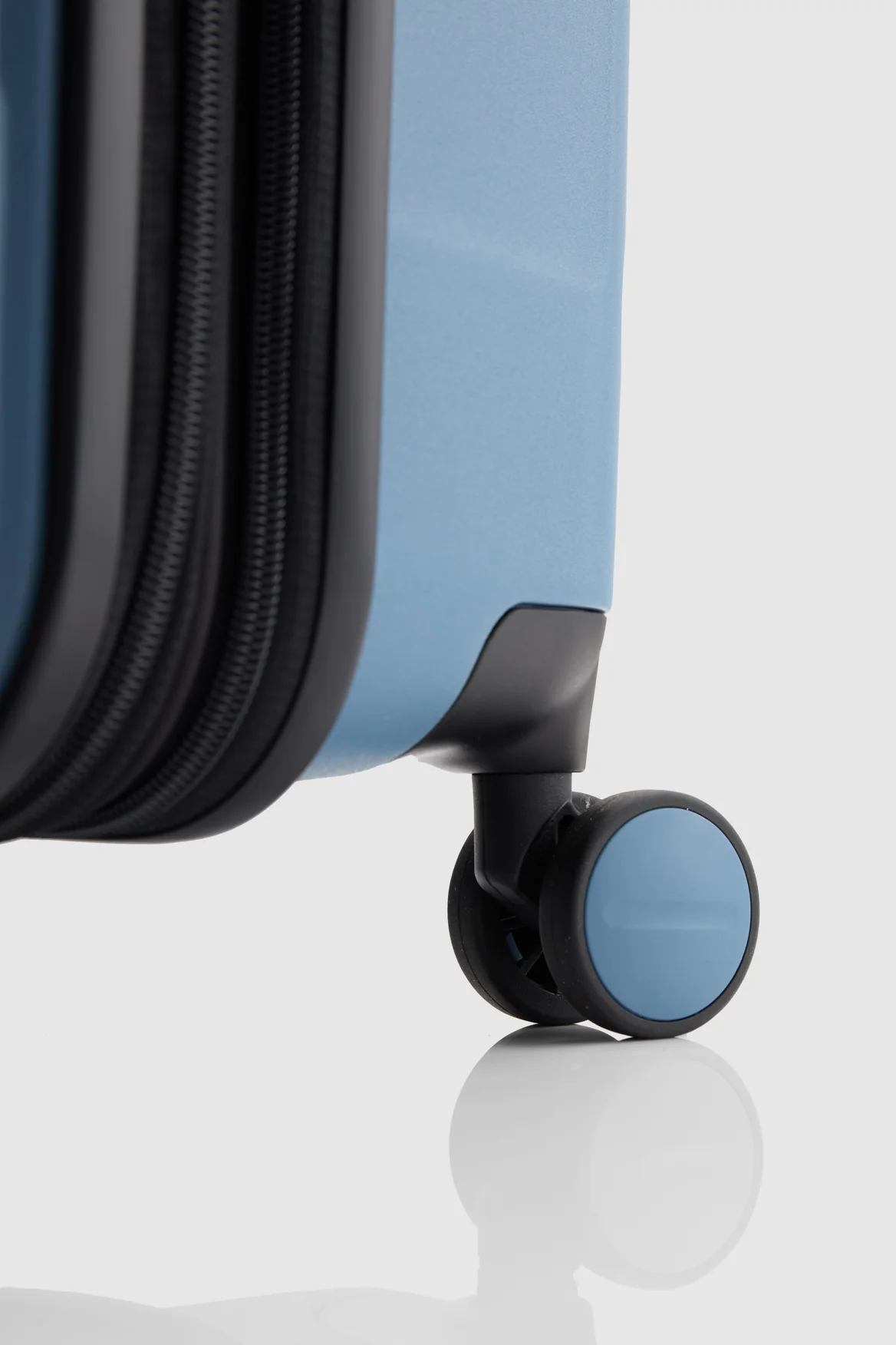 861-gloss-stripe-68cm-suitcase-6.webp Gloss Stripe 68cm Suitcase