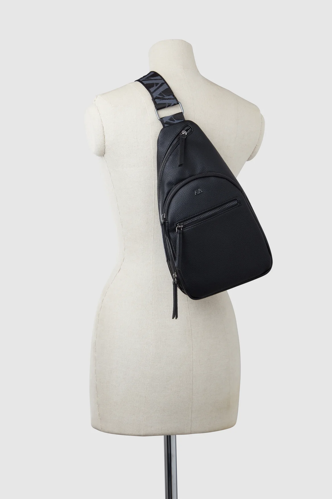 885-juni-sling-backpack-bag-4.webp Juni Sling Backpack Bag